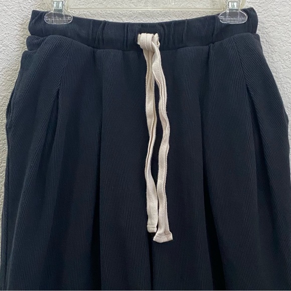 FREE PEOPLE BEACH Black Washed Drawstring Waist Pleated Wide Leg Cropped Pant XS - Picture 3 of 13